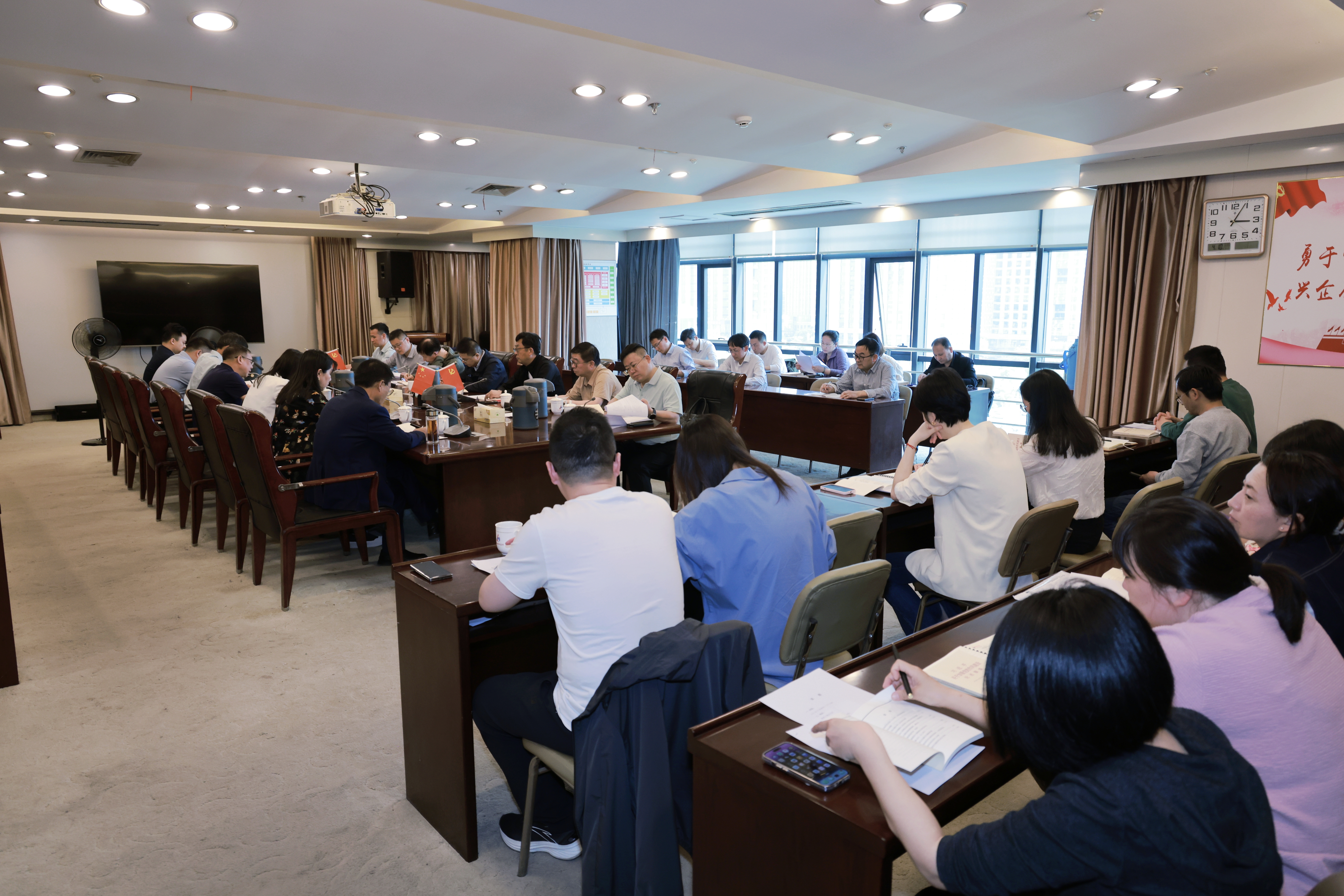 安徽新媒体集团举办深入贯彻中央八项规定精神学习教育读书班开班式